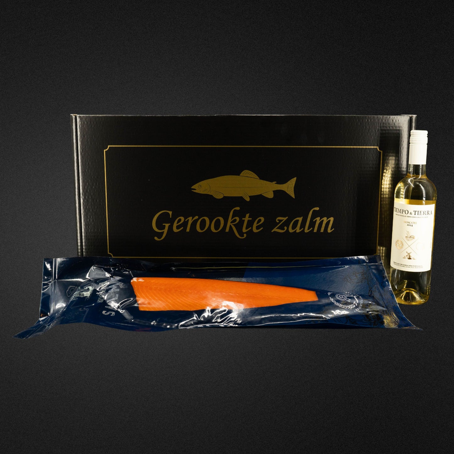 Koud gerookte zalmzijde gevacumeerd 1000g in luxe doos met fles wijn